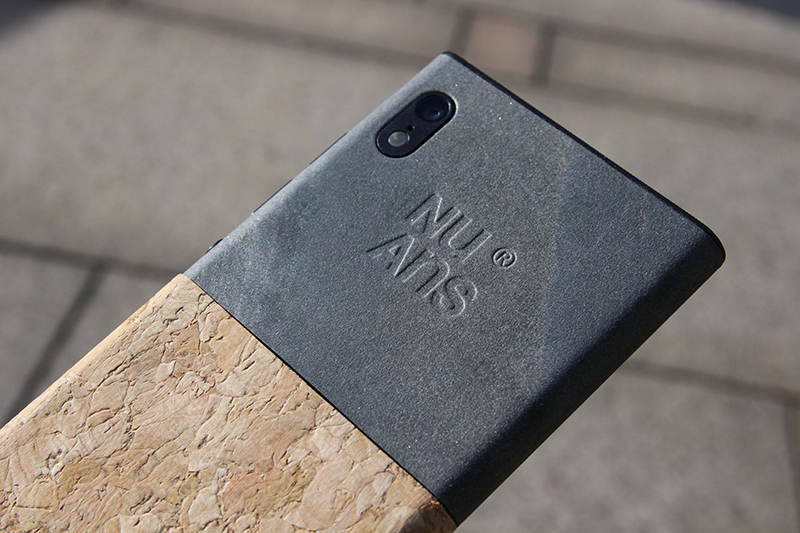 光に当たるとキラキラと反射するストーン素材