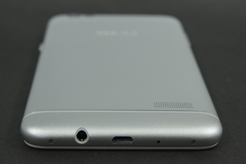 接続端子はmicroUSB