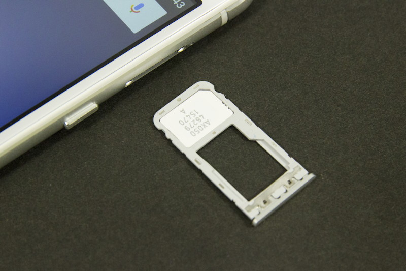 nanoSIMスロットは2つ搭載（1つはmicroSDと兼用）。DSDSは非対応