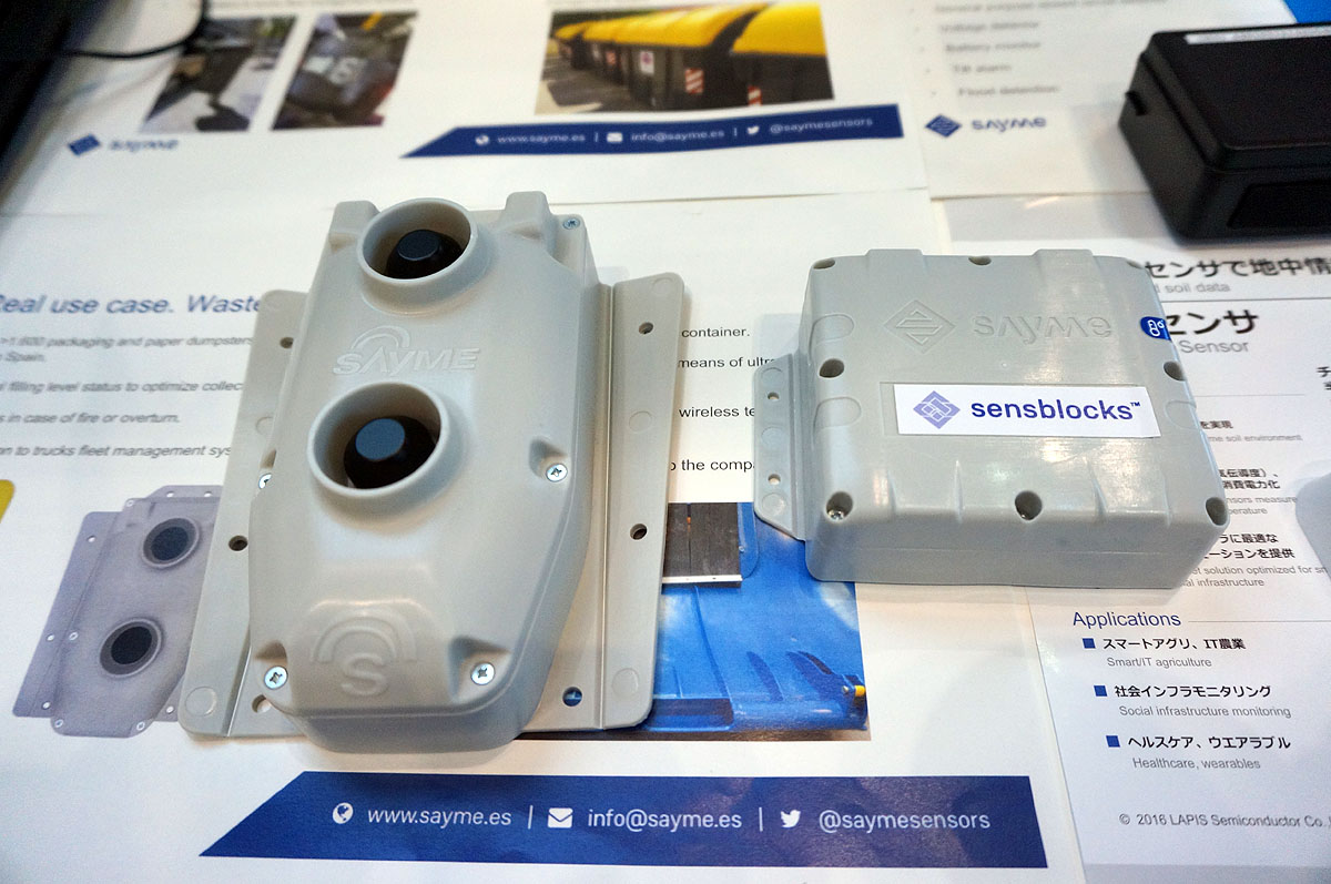 一見何かよくわからないが、超音波を使うセンサー（左）