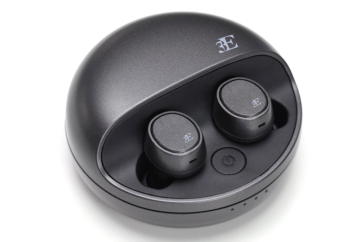 専用ケースが付属し、ケースはイヤホンの充電器として機能します。イヤホンのカラーバリエーションはスペースグレーとブルーで、付属ケースも同色です。