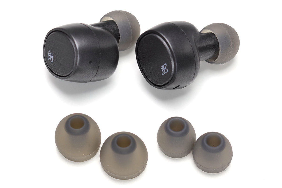 イヤホンには3サイズのイヤーピースが付属しています。イヤホンを装着するとき、イヤホン外側の「3E」マークが下に来るように「イヤホンを立てて」持ちます。このまま耳に装着し、装着後に「イヤホン上部を後方に倒すように少しヒネる」とフィットしやすいと思います。