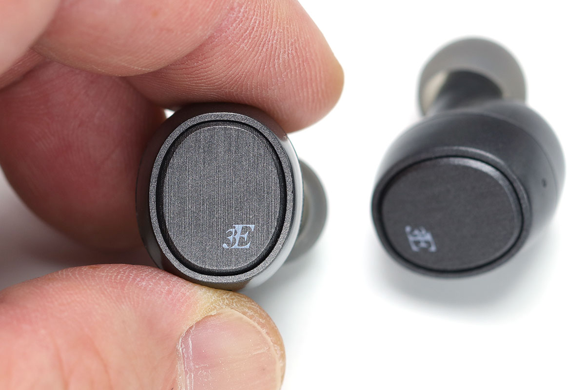 イヤホンには3サイズのイヤーピースが付属しています。イヤホンを装着するとき、イヤホン外側の「3E」マークが下に来るように「イヤホンを立てて」持ちます。このまま耳に装着し、装着後に「イヤホン上部を後方に倒すように少しヒネる」とフィットしやすいと思います。