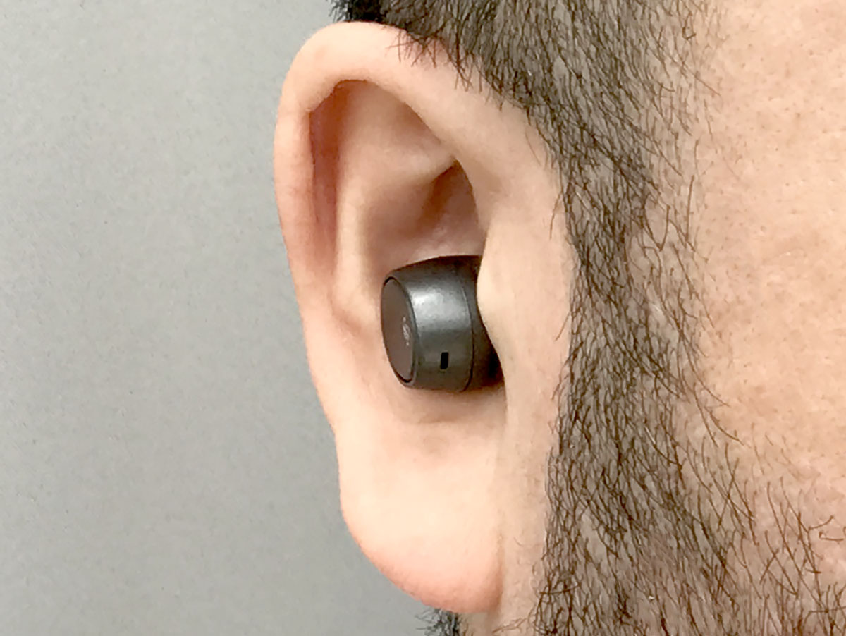 ワタクシの場合のフィット状態。「3Eマークが下にくるようにイヤホンを立てて耳に入れ、入れたらイヤホン上部を後方に少しヒネって倒す」とこの状態になります。