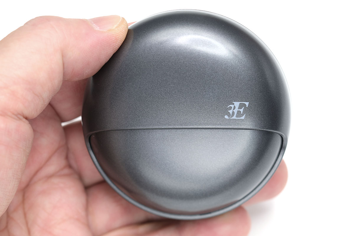 ケース上部は回転式のフタになっています。イヤホン不使用時、イヤホンをケースにセットして充電ボタンを押してフタを閉めて……という手順を踏んでいれば、いつでもだいたい満充電状態でイヤホンを使えるでしょう。ちなみに、ケースはUSB充電式（microSUB）です。