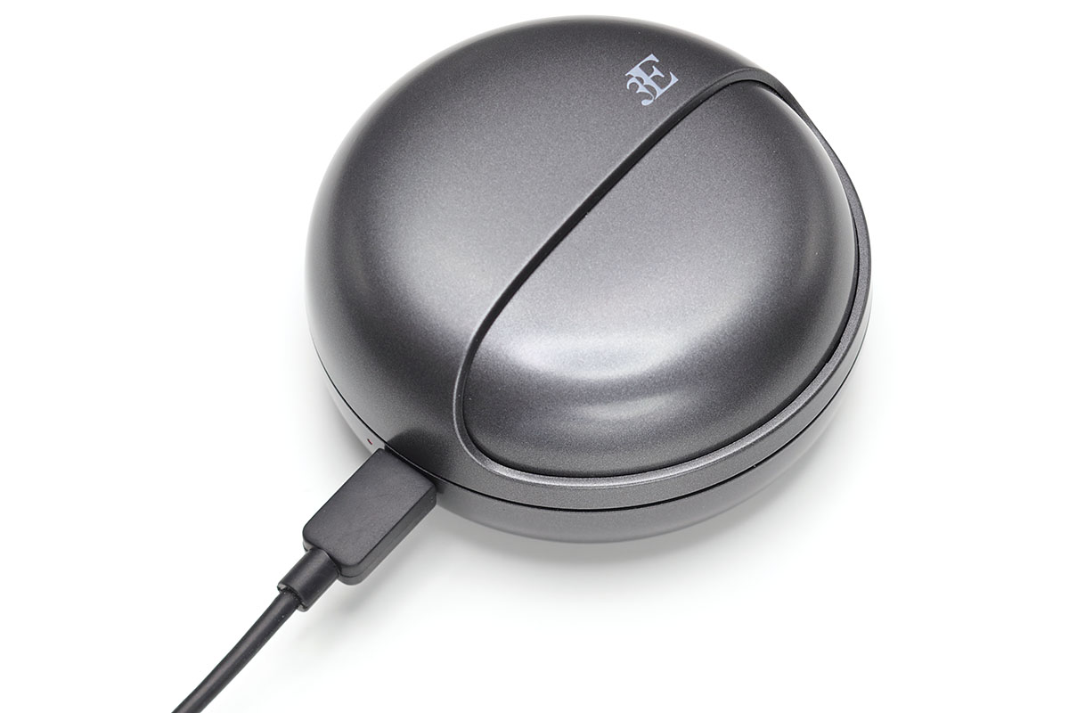 ケース上部は回転式のフタになっています。イヤホン不使用時、イヤホンをケースにセットして充電ボタンを押してフタを閉めて……という手順を踏んでいれば、いつでもだいたい満充電状態でイヤホンを使えるでしょう。ちなみに、ケースはUSB充電式（microSUB）です。