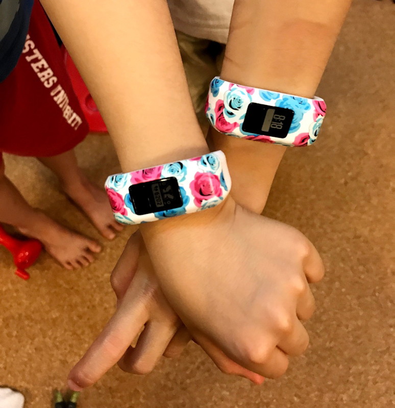 「vívofit jr.」は3～10歳の子ども向けアクティブトラッカー。ワンサイズのアームバンドでサイズ調整はできません。我が家の双子（7歳）の細腕には少し大きめです