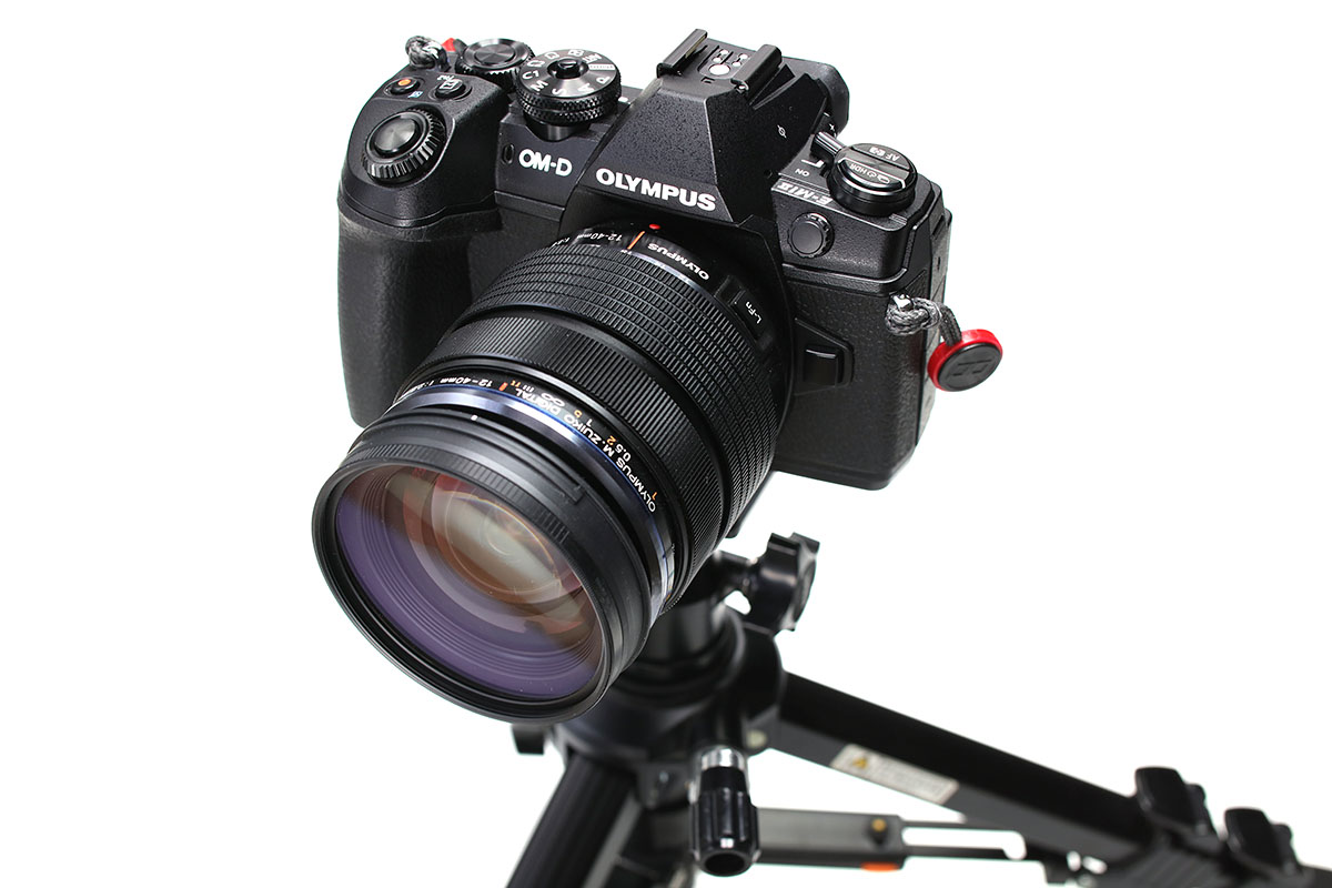 一般的な撮影用三脚の上部、カメラを据える部分が「雲台」です。雲台のネジでカメラ底部のネジ穴を締めて、カメラを固定します。カメラの脱着時、いちいちネジを緩めたり締めたりする必要があるので、ちょっと面倒。