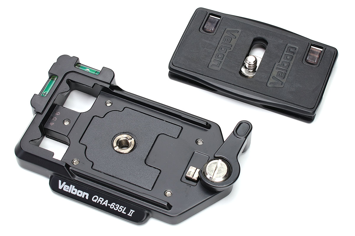 ベルボンの「QRA-635LⅡ」（<a href="http://www.velbon.com/jp/catalog/accessory/qra635lii.html" class="n" target="_blank">公式ページ</a>）というクイックシュー。雲台とカメラの中間にセットすると、容易にカメラを脱着できるようになります。