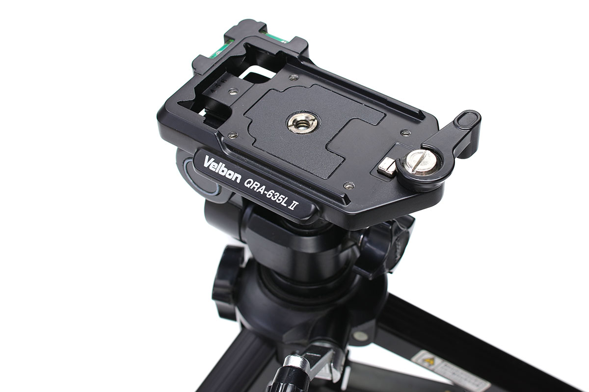 雲台側とカメラ側にそれぞれのパーツをセット。ネジでしっかり固定します。以降はネジ締め不要。