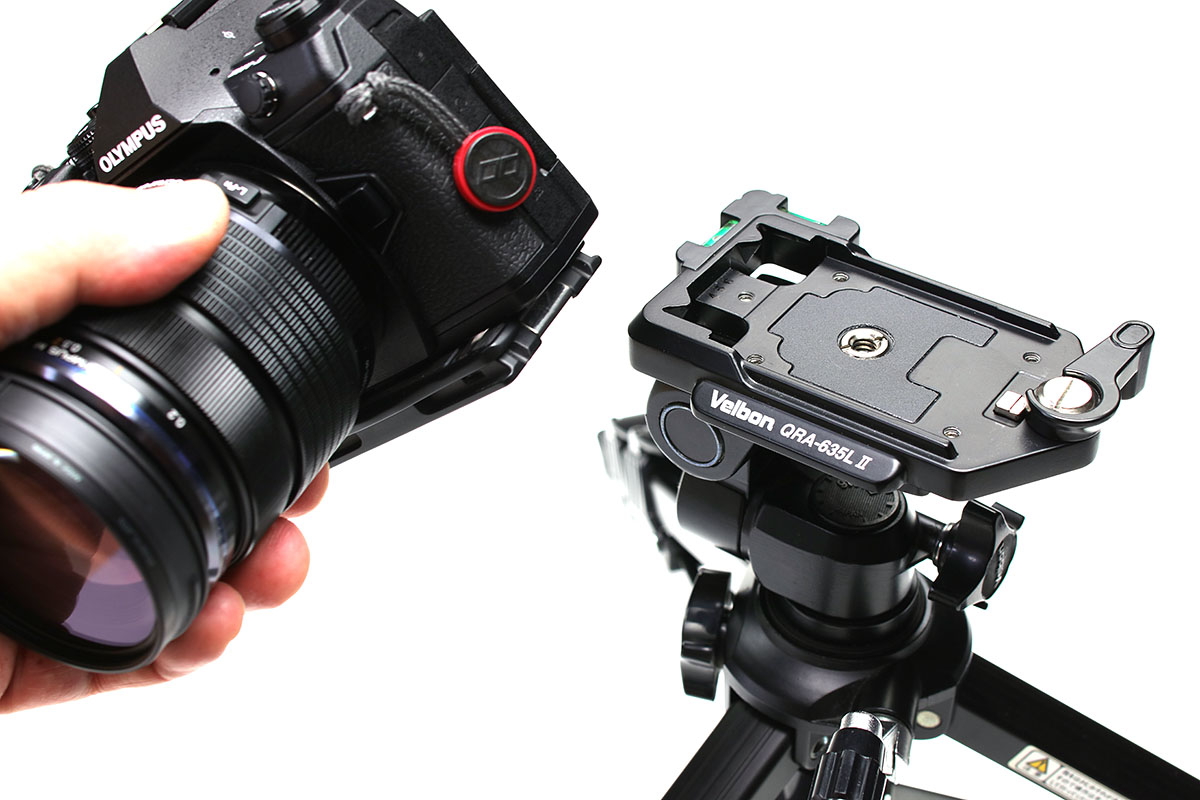 こんな感じで、カメラを雲台へとセットし、レバーを倒せば固定されます。外す時は逆の手順。三脚とカメラの合体・分離がとても手軽になりました♪