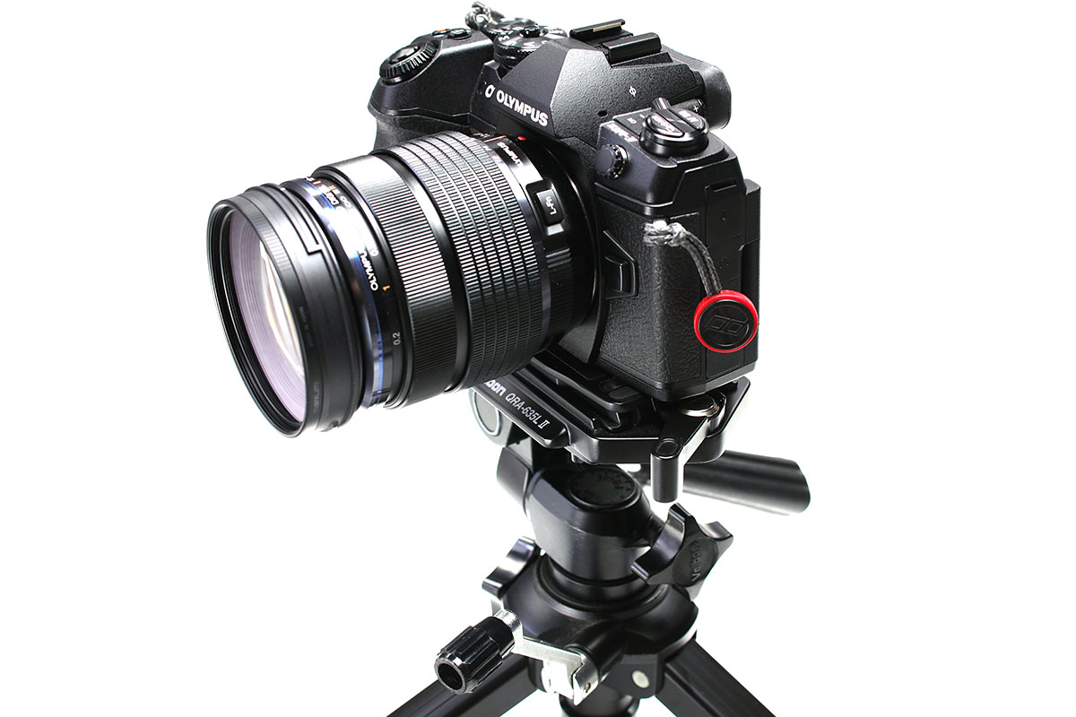 こんな感じで、カメラを雲台へとセットし、レバーを倒せば固定されます。外す時は逆の手順。三脚とカメラの合体・分離がとても手軽になりました♪