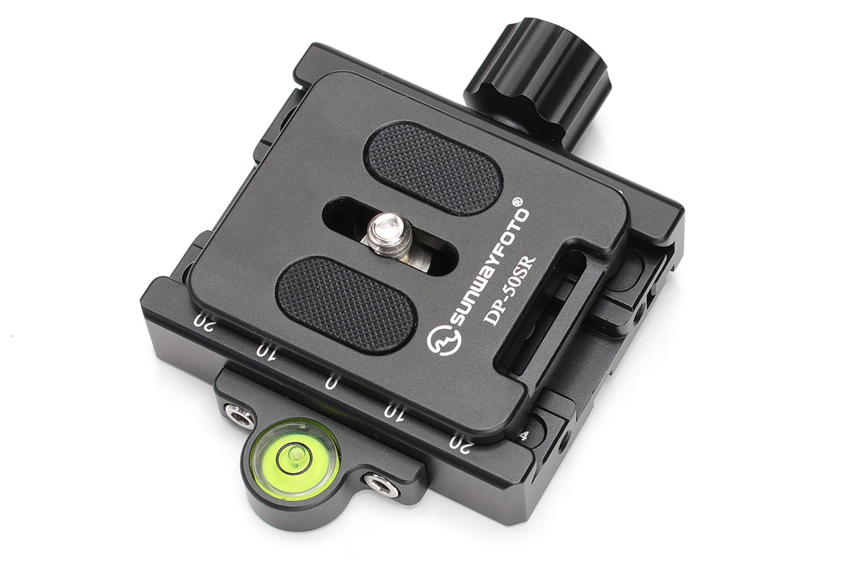 SUNWAYFOTOのクランプ「DDC-60i」とプレート「DP50SR」。どちらもアルカスイス互換のクイックシューパーツです。しっかり合体。パーツのつくりが良く、ガタなどもありません。Amazonで買いましたが、クランプ「DDC-60i」が4194円、プレート「DP50SR」が1800円でした。