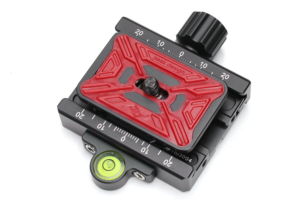 前述のピークデザイン「CAPTURE」シリーズのプレートと、SUNWAYFOTOのクランプもしっかりと合体します。とても実用的♪