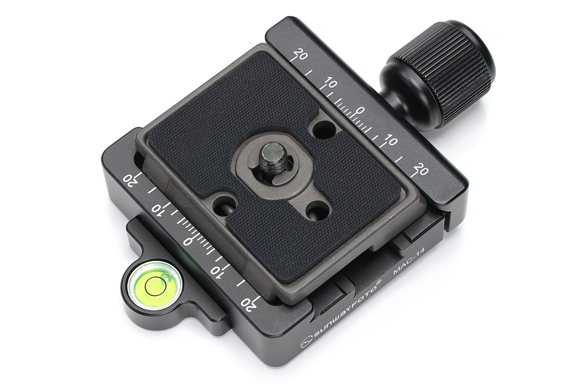 SUNWAYFOTOの「MAC-14」というクランプは、アルカスイス互換でありつつ、マンフロット「200PL-14」プレートも使えます。あら便利♪　クランプ「MAC-14」はAmazonで4194円でした。