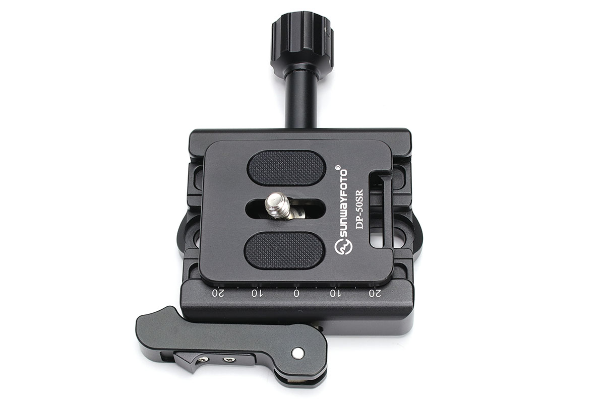 SUNWAYFOTOの「DLC-60L」。レバーでも開閉できるクランプで、レバーを右に倒すとプレートが外れ、レバーを左に倒すとプレートがロックされます。ツマミだけでもプレートを付け外しできます。Amazonで5994円でした。