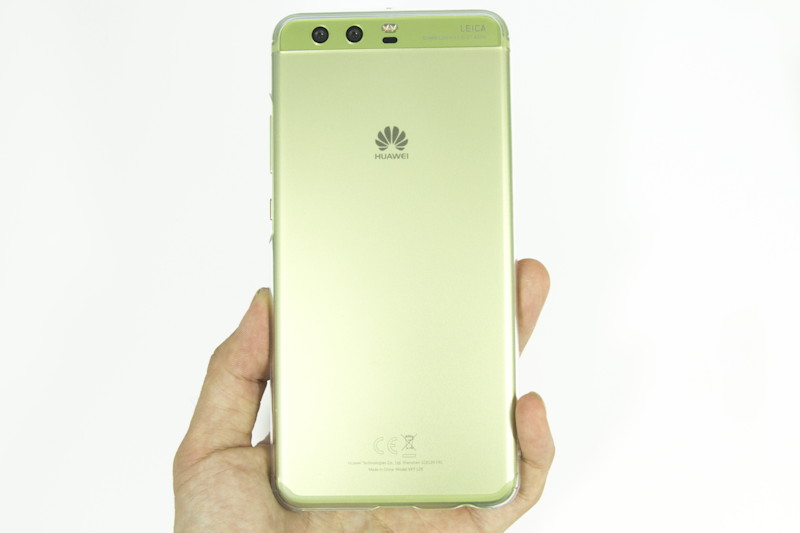 イヤホン、USBケーブル、チャージャー、クリアケースが付属する