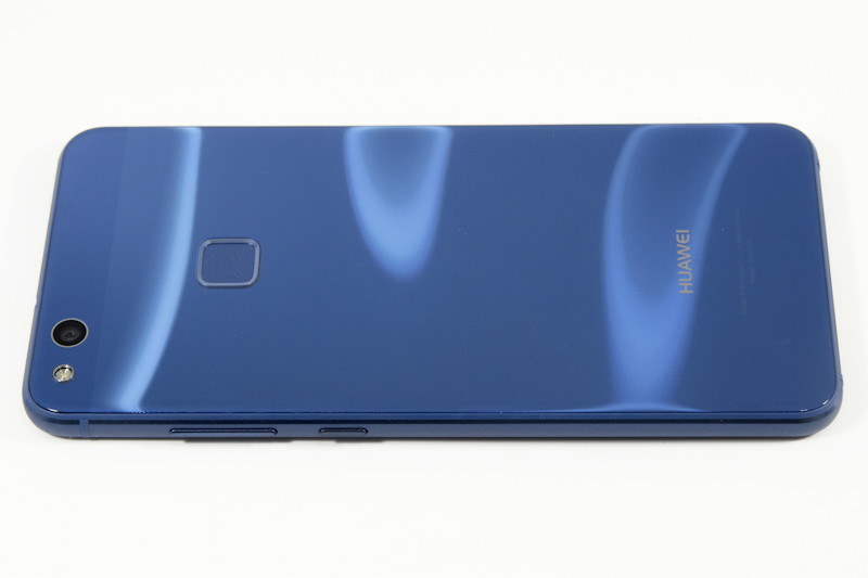 背面に指紋センサーを備える