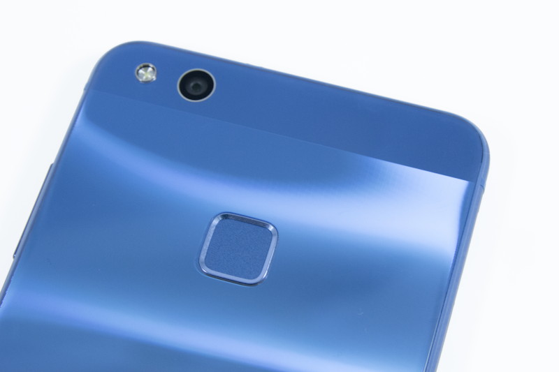 背面に指紋センサーを備える