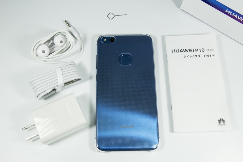 クリアケース、イヤホン、USBケーブル、充電器が付属する