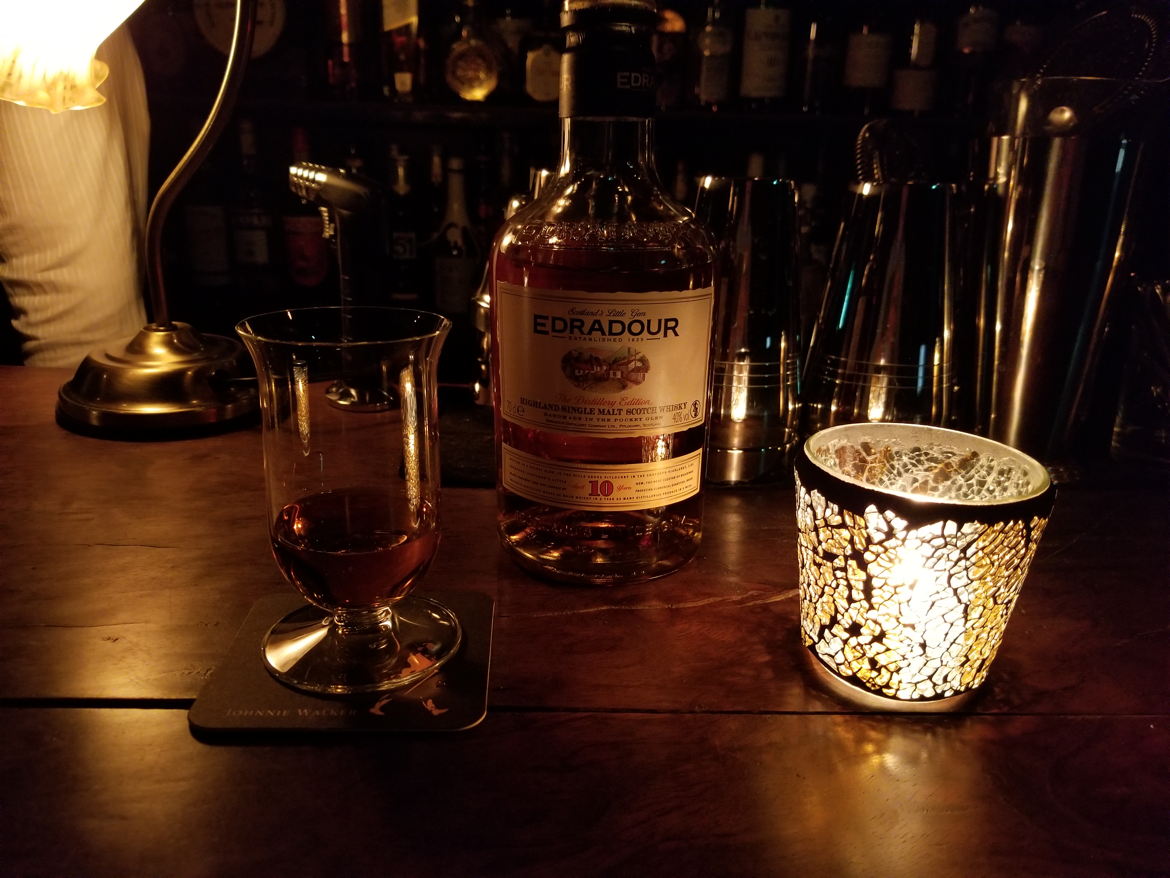 いつもの薄暗いバーでのワンショット。中央のウイスキーのボトル、後ろのタンブラーのメタル感なども美しく映し出せている。スマートフォンのカメラで、これだけ撮れる機種は非常に少ない
