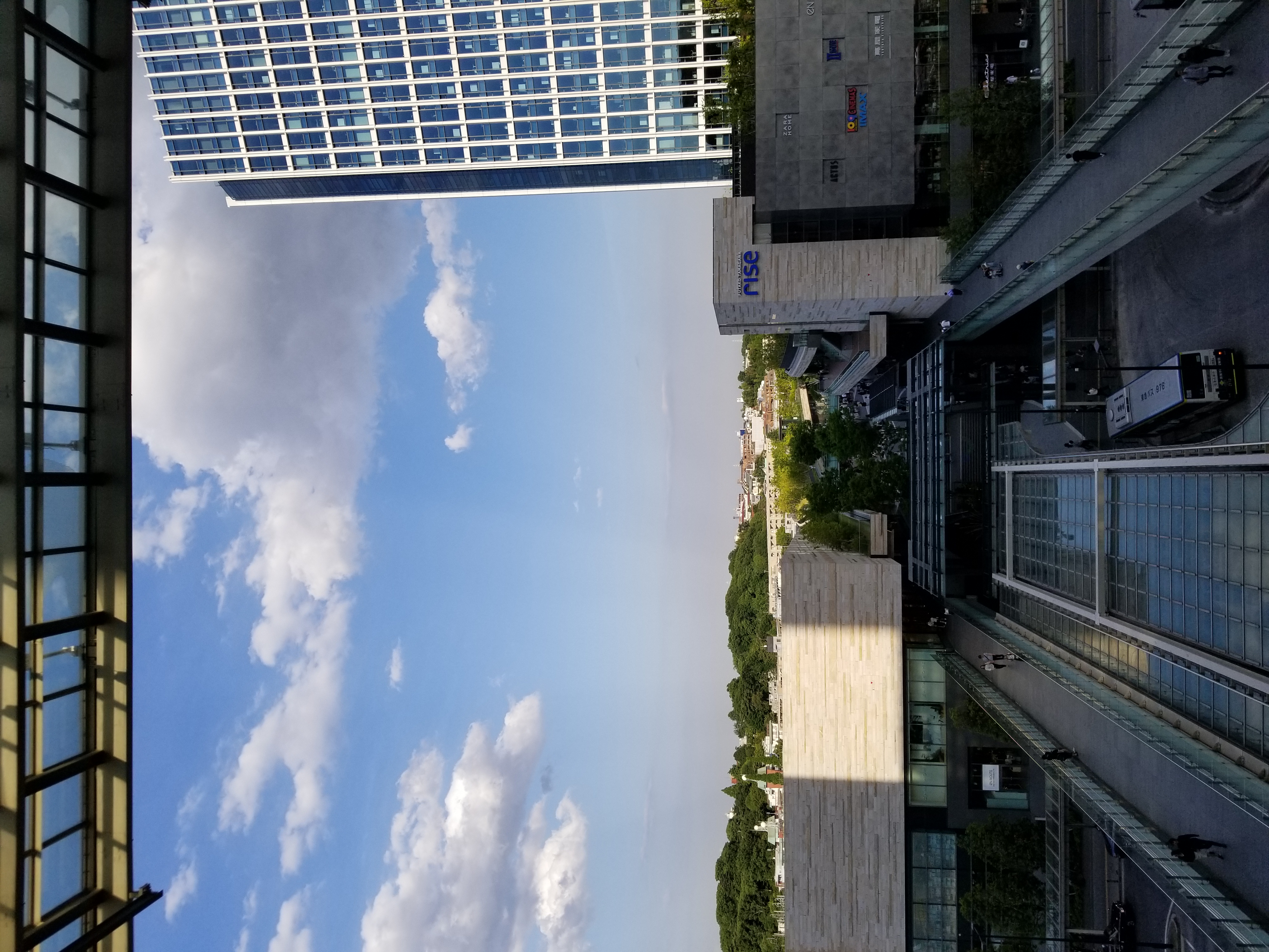 屋外での撮影。スマートフォンのカメラとしては周囲の歪みも少なく、きれいに撮影できている