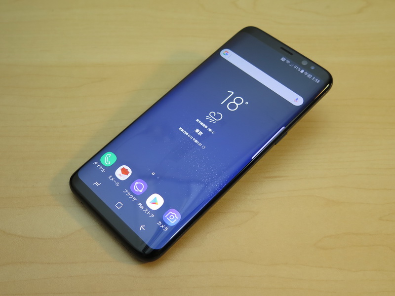 au／サムスン「Galaxy S8」。約149mm×68mm×8.0mm、約150g。ボディカラーはミッドナイトブラック（写真）、オーキッドグレー、コーラルブルー（NTTドコモ版も同仕様）