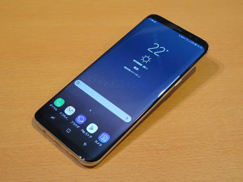NTTドコモ／サムスン「Galaxy S8+」。約160mm×73mm×8.1mm、約173g。ボディカラーはアークティックシルバー（写真）、ミッドナイトブラック（au版も同仕様）