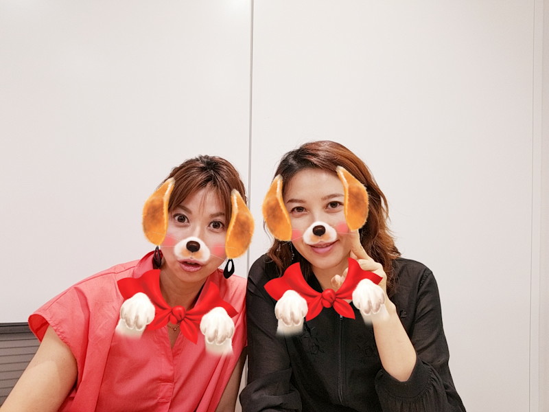 リアルタイムフィルターはサブカメラの自分撮りだけでなく、メインカメラでの撮影や複数の人も同時に認識して、装飾ができる