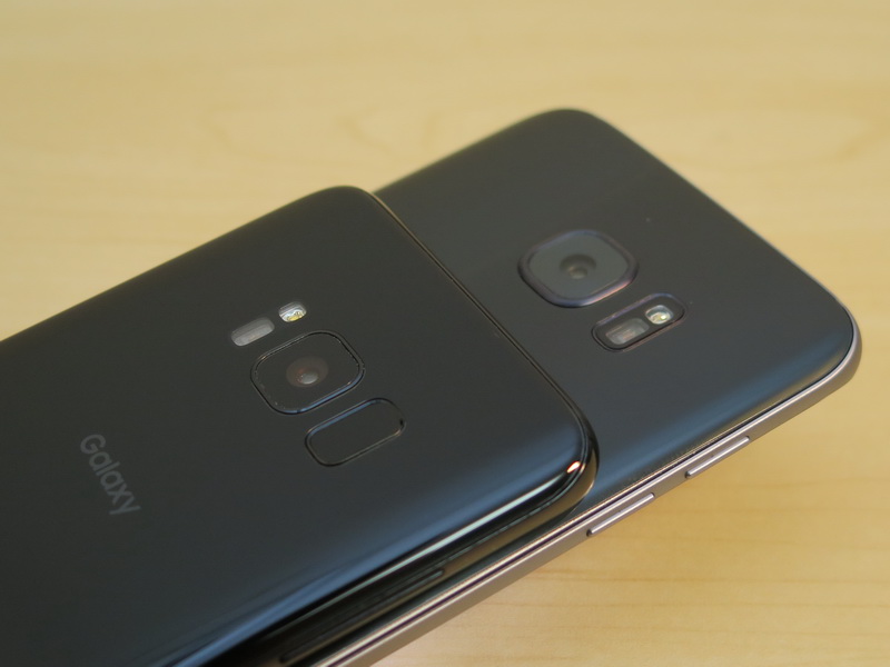 背面のカメラ部を比べてみると、Galaxy S7 edge（右）に比べ、周囲の枠も高さが抑えられている。カメラ部の隣には指紋認証センサーとフラッシュが備えられている