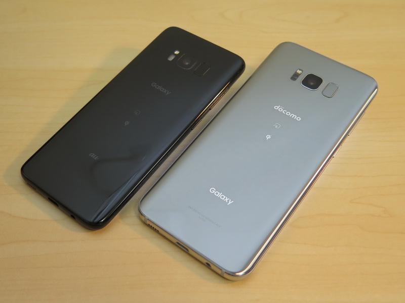 Galaxy S8（左）とGalaxy S8+の背面。サイズが異なるだけで、基本的には同じ。NTTドコモ版（右）は中央上寄り、au版は下寄りにそれぞれロゴを表記している