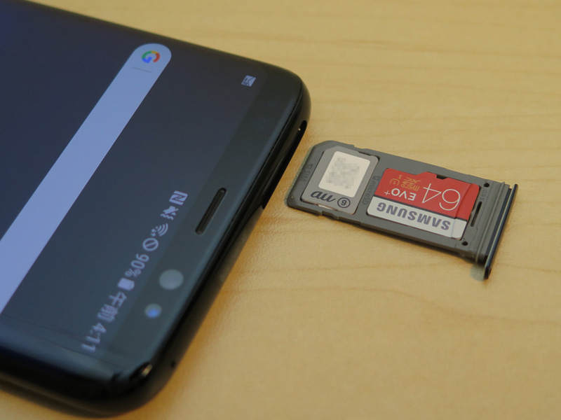 Galaxy S8もSIMカードトレイを採用。microSDメモリーカードは枠にはめ込むようにして固定する