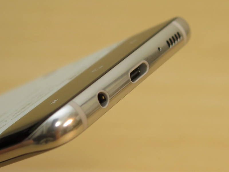 Galaxy S8+の下面には3.5mmイヤホンマイク端子、USB Type-C外部接続端子が備えられている。キャップレス防水なので、安心して使える