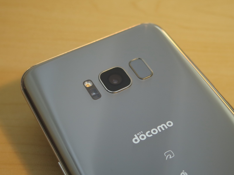Galaxy S8+の指紋認証センサーはカメラ部の横に備えられている。指紋認証でレンズに触れてしまうことが多いので、撮影時にはきれいにするように心がけたい