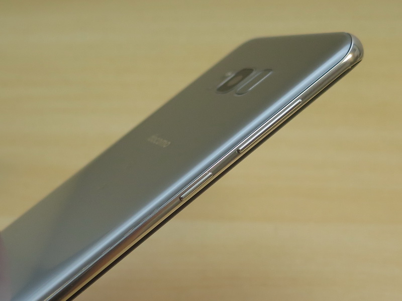 Galaxy S8+の左側面には上端側に音量キー、そのすぐ下にBixbyキーが備えられている