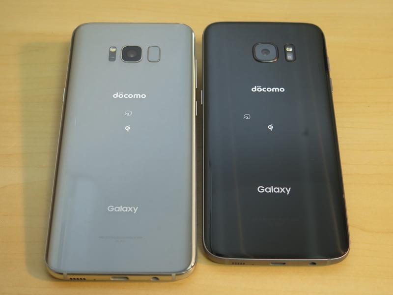 Galaxy S8+（左）とGalaxy S7 edgeの背面。縦方向に長くなったが、幅はまったく同じ