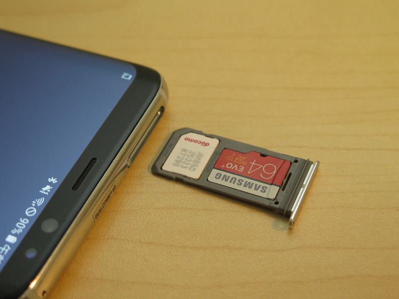Galaxy S8+のSIMカードはトレイ式を採用。microSDメモリーカードはトレイに載せるというより、枠にはめるようにして固定するため、少し慣れが必要