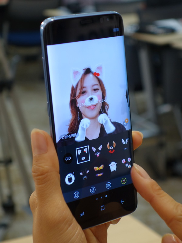 リアルタイムフィルターを使えば、被写体の顔に合わせ、さまざまな装飾が可能