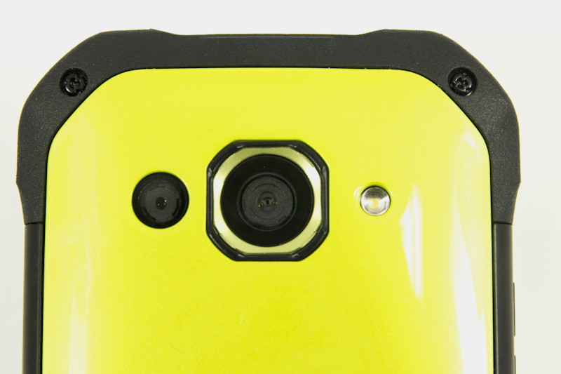 カメラは1300万画素＋200万画素（超広角）のデュアルカメラ