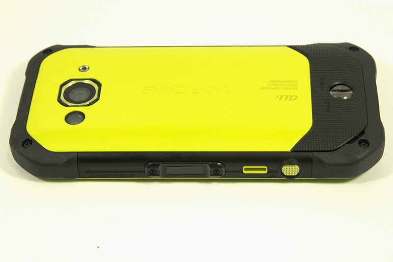 右側面中央の電源ボタンは指紋センサー兼用