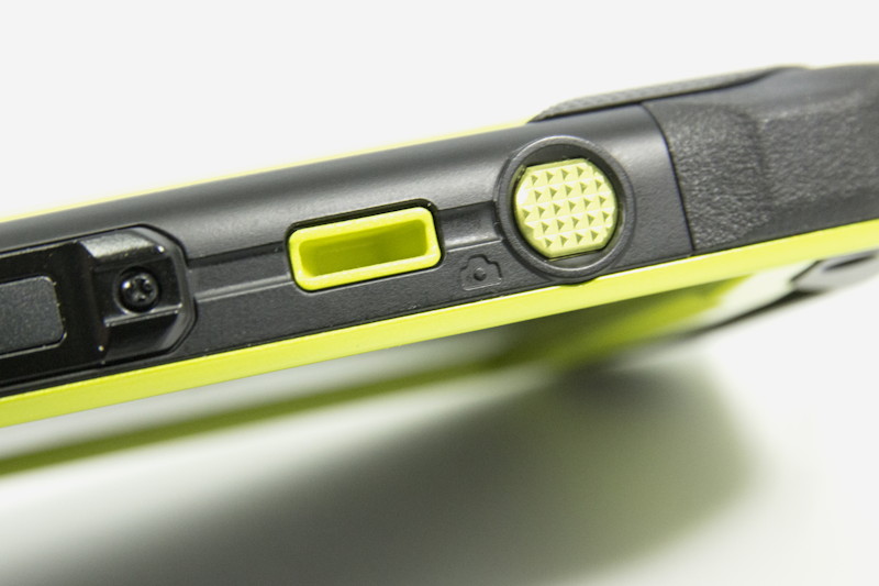 本体右側面に、カメラのシャッターボタンがある