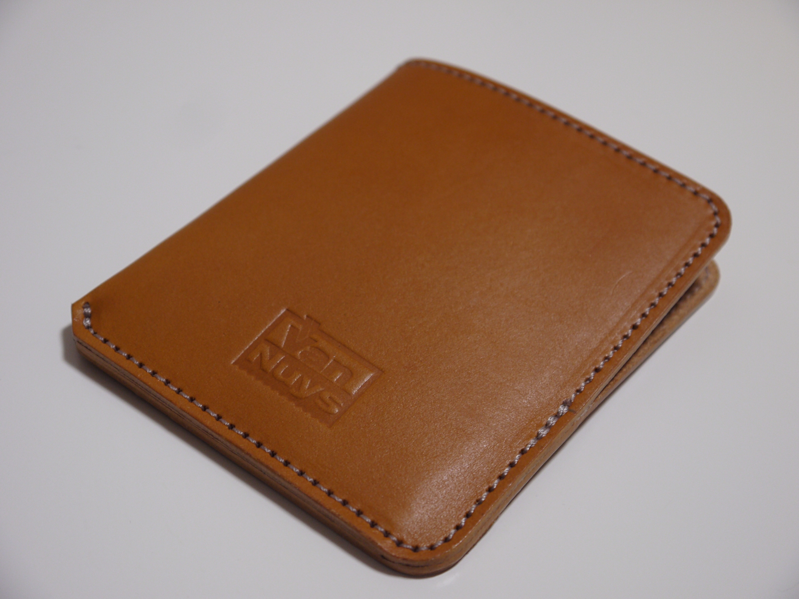 バンナイズが出している「胸ポケットに入る薄型ランチ財布兼名刺ケース」。カラーはキャメル