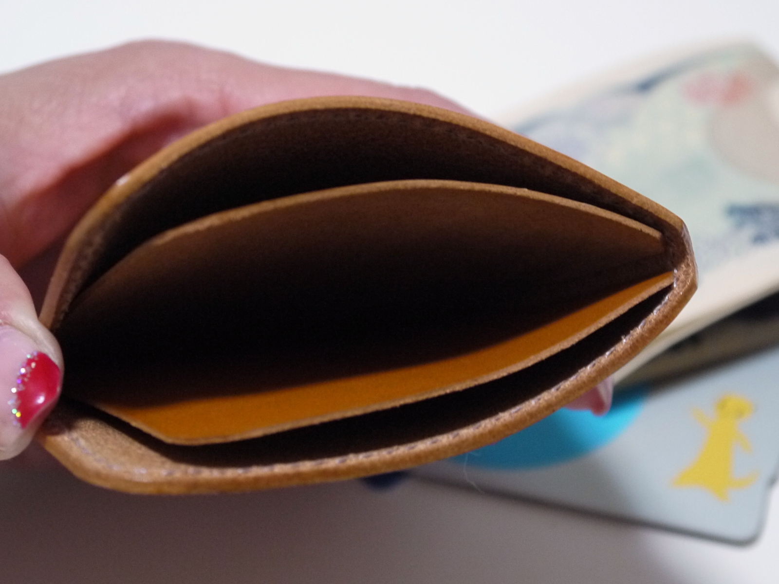 外側には厚みがあり、間仕切りには薄い革が使用されている