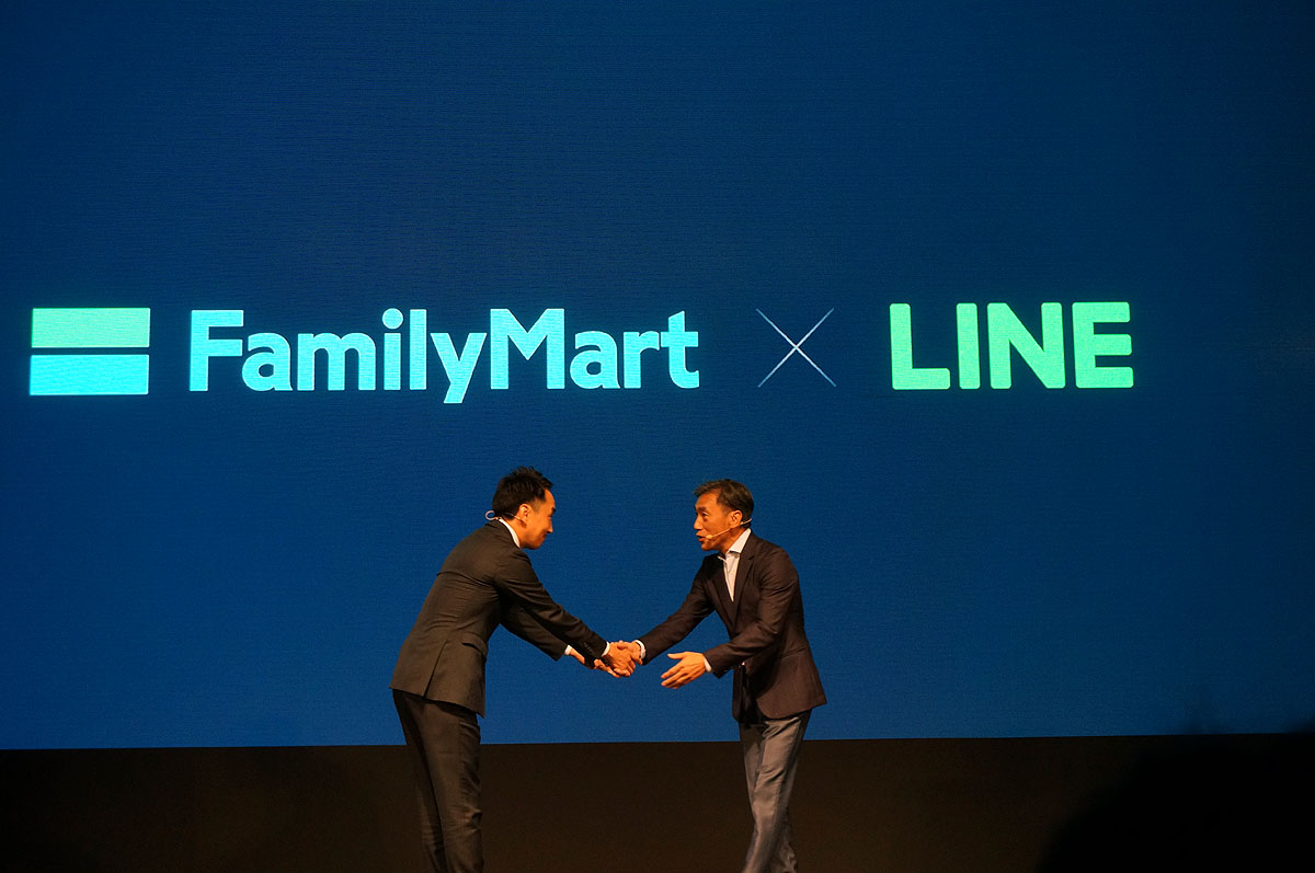 握手を交わすLINE出澤氏（左）とファミリーマートの澤田氏（右）