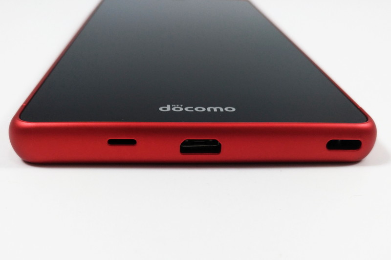 本体右下に、ストラップホールが装備されている