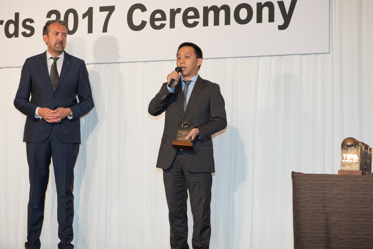 受賞コメントを述べるファーウェイ・ジャパンのヤン・ヨン氏（右）