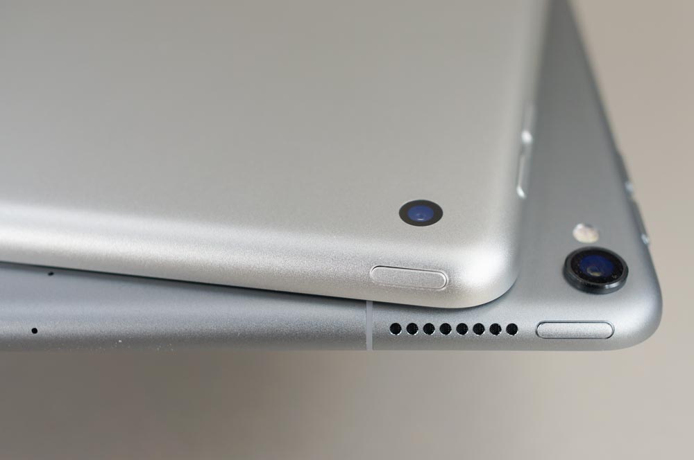 iPad（2017）のカメラは出っ張っていないが、今回購入した10.5インチiPad Pro（2017）はかなり出っ張っている