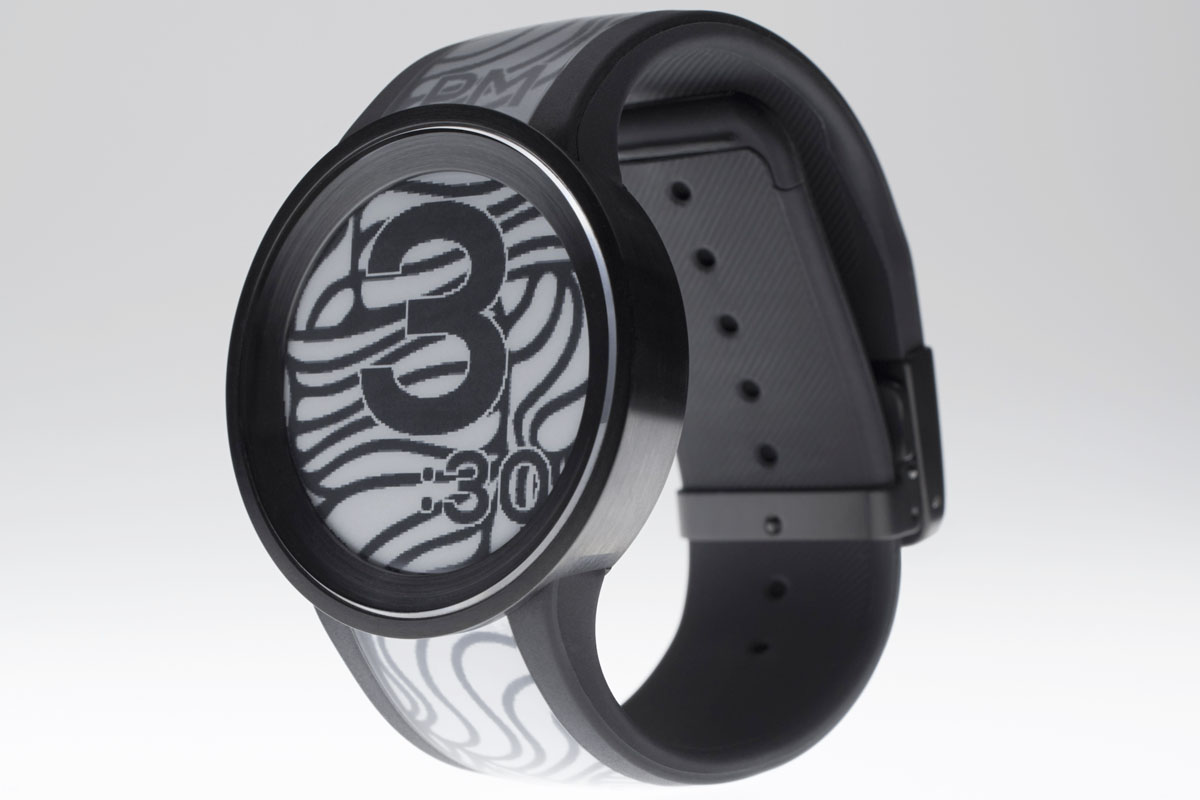 ソニーの「FES Watch U」。文字盤やバンド部に電子ペーパー（グレースケール）が使われている腕時計で、電子ペーパー部分のデザインを自由に変えることができます。