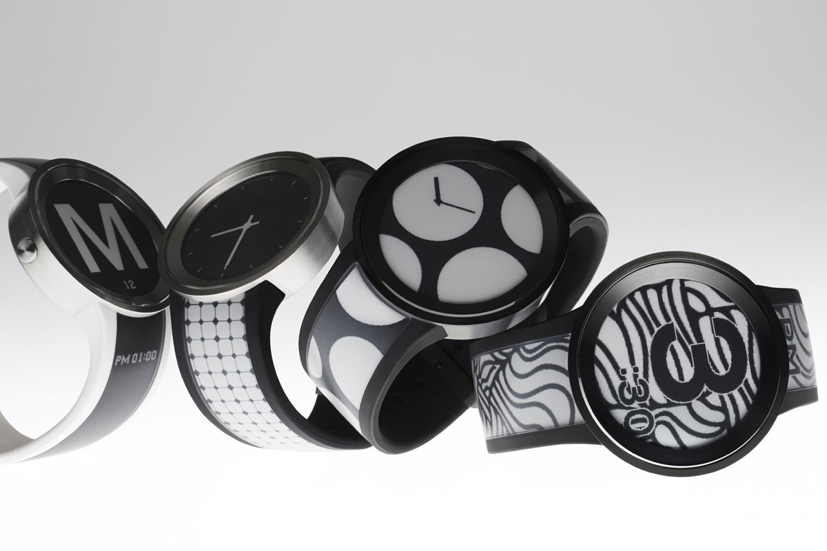 ソニーの「FES Watch U」。文字盤やバンド部に電子ペーパー（グレースケール）が使われている腕時計で、電子ペーパー部分のデザインを自由に変えることができます。