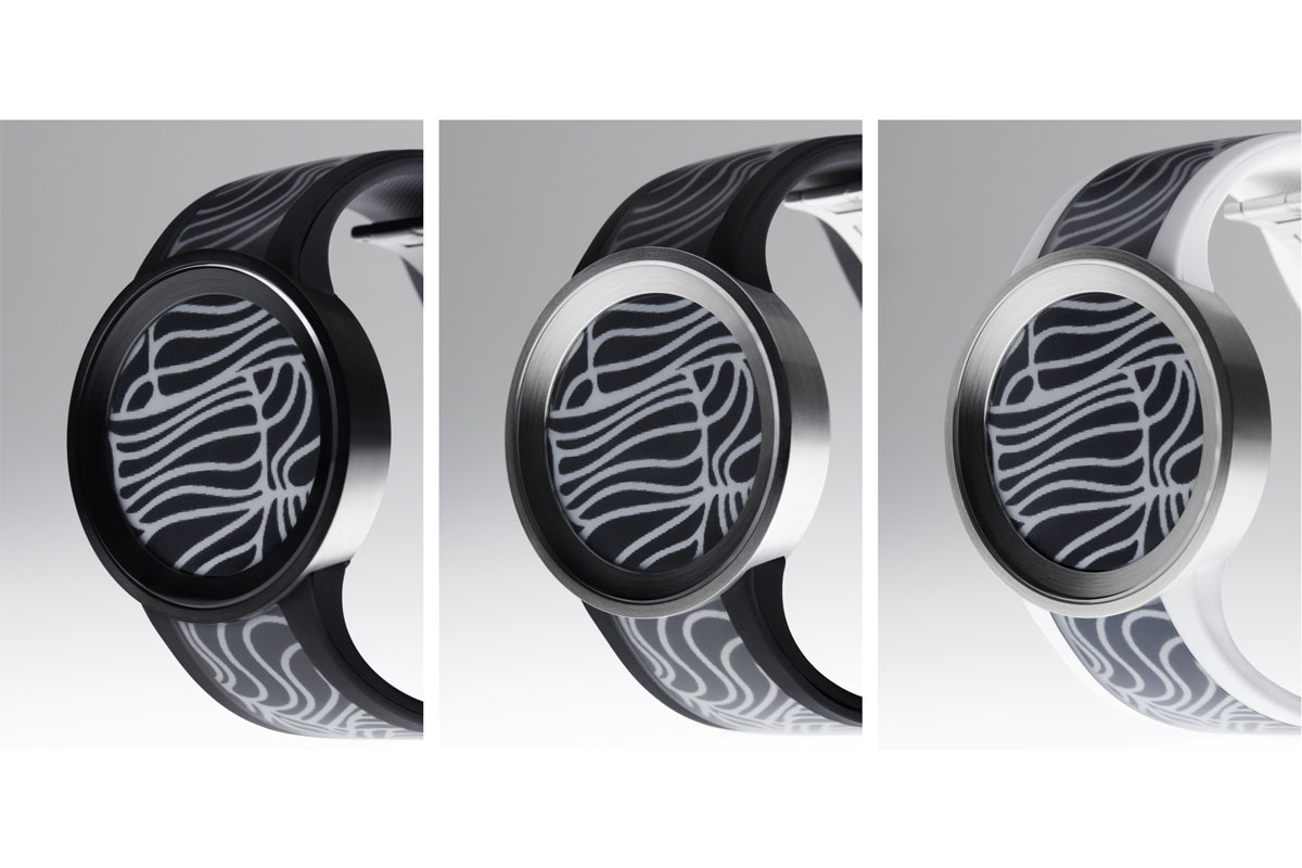 専用の充電用クレイドル（microUSB充電）が付属。Android/iOSスマートフォンとBluetoothで接続してデザイン転送や時刻合わせなど設定を行えます。3バリエーションあり、First Flightでの直販価格はPremium Blackが税込6万4800円、SilverやWhiteが税込4万9680円です。